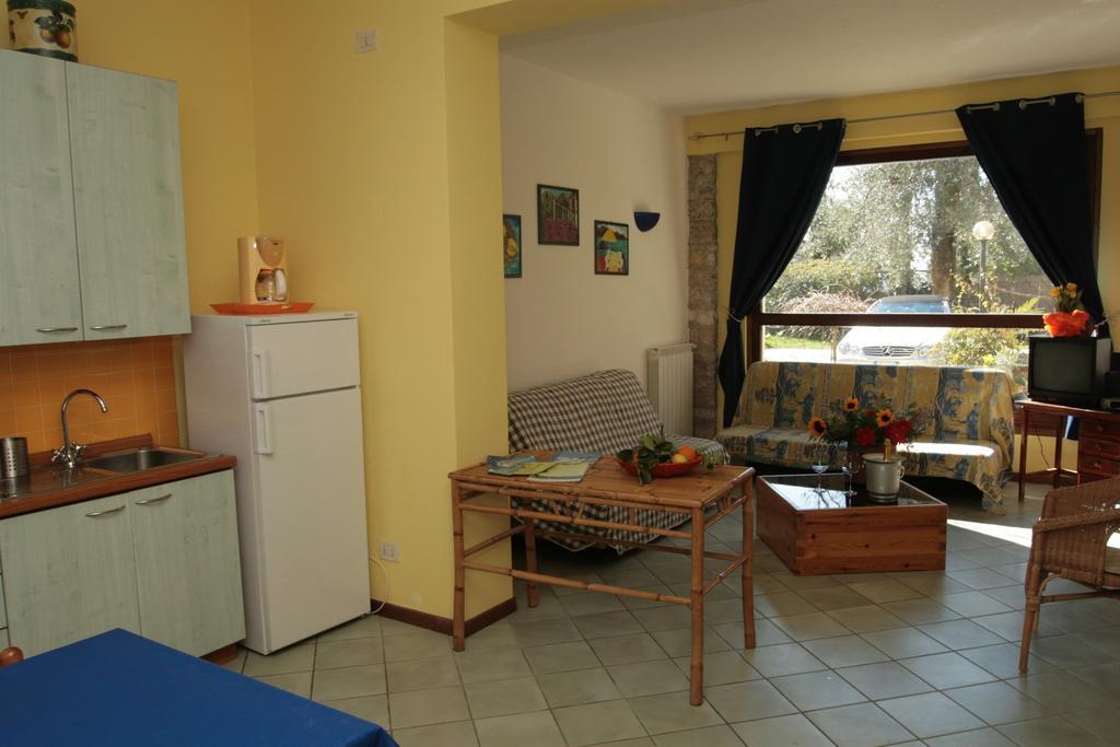 Villa Residence La Limonaia Gargnano Szoba fotó